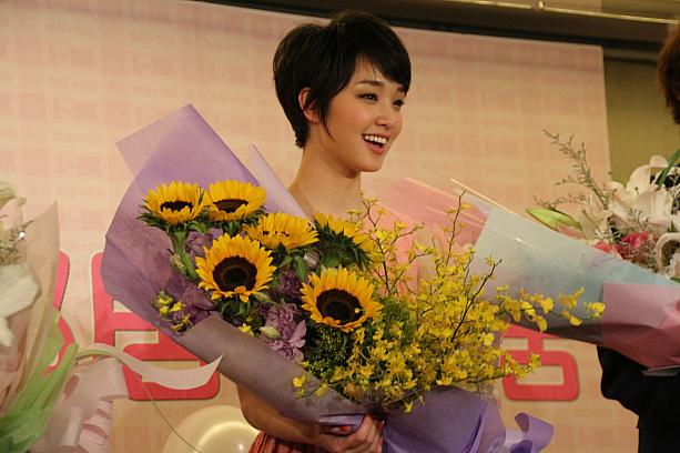 サプライズで剛力さんに送られたのは今台湾で注目を集めるひまわりの花！会場にいた取材陣も思わずざわついていました。