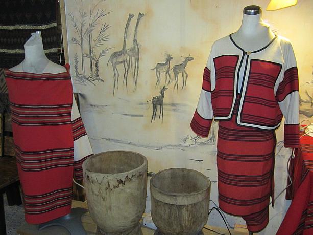 お店の中には原住民画家による作品や服。