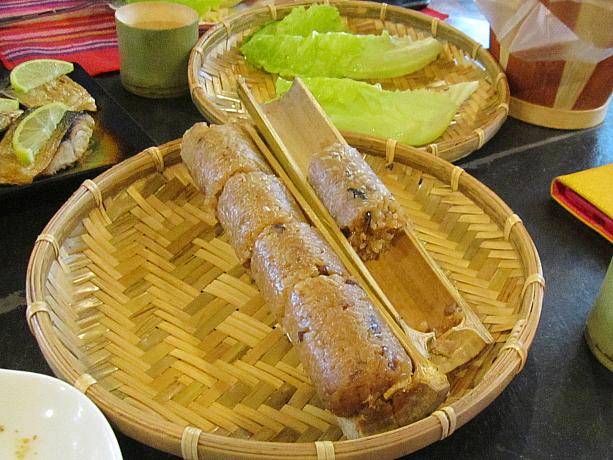 竹筒で蒸されたご飯はよくみると竹の内側の薄い皮をまとって。素朴ですが手間と心がこもっています。