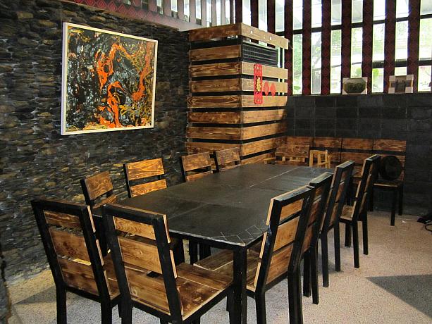 店内のテーブルは原住民の伝統家屋によく使われる黒い石板。ひんやりした雰囲気で暑い台湾でも涼しくすごせるのだそう。
