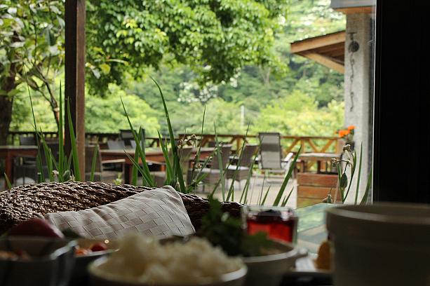 ランチは、「喆娟夢田」で、油桐花を眺めながら、客家風味創作セット料理をいただきました。
