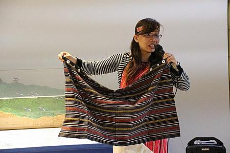 タイヤル族の織布を使った踊り。タイヤル族の女性にとって、自分で布を織れるようになることが一人前の証。布を織れてはじめて嫁入りできるようになります。