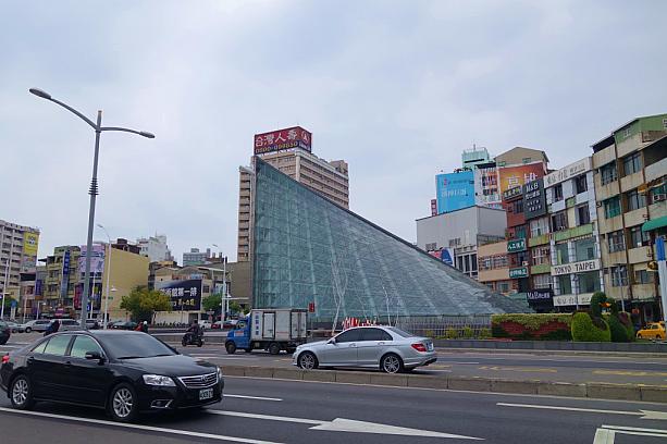 高雄の中心、中山路と中正路の交差点にユニークな形の建物が立っています。これは高雄地下鉄「美麗島」駅です。