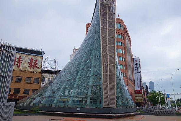 この建物は日本人建築家の高松伸氏によるデザインで、「祈り」をテーマにしているそうです。
