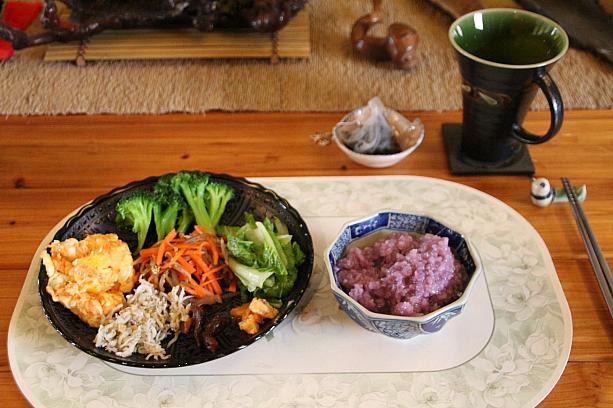 そして、地元産の旬の野菜などがたっぷりの朝ごはん、おかゆはもち米と紫芋を煮たもの、飲み物は紅烏龍でした、さあ、観光に出かけます！
