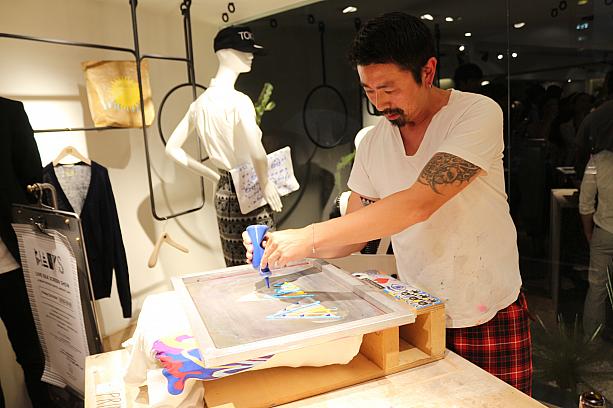 オープニングを記念して、＜BLANKS＞のデザイナー兼アーティスト 神山隆二氏によるシルクスクリーンショーが開催されていました。