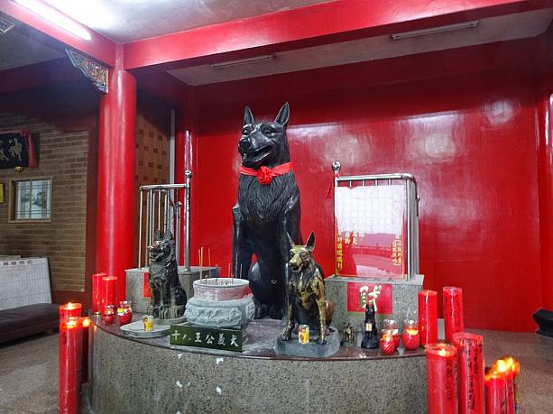 廟内には17人の商人と犬の銅像がありました、「義犬」というのは、義理深い犬ということ