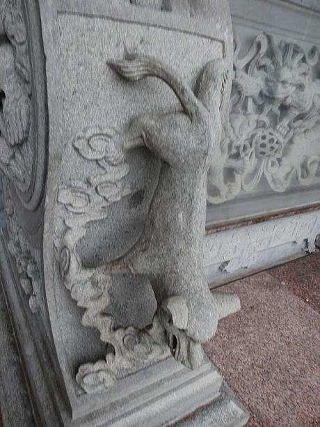 外壁にも犬の彫刻、台湾人も犬好きが多いのです