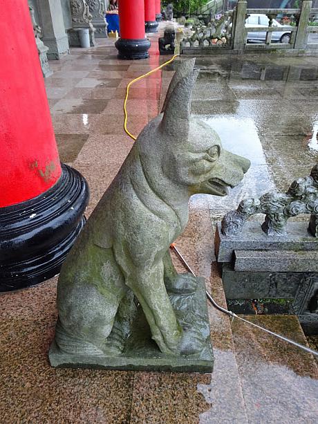 廟の入口にも犬の彫刻、この廟はご利益があるとのことで、台湾各地から参拝客が集まってくることでも有名なのです