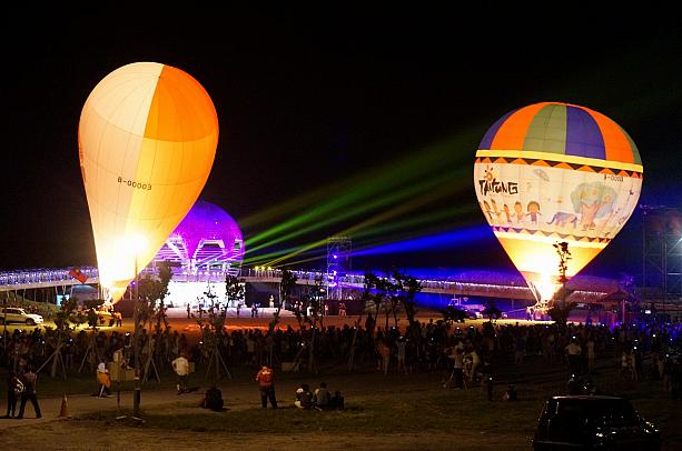 当初の予定では、8個の熱気球とレーザービーム、そして音楽が組み合わさったショーが行われる予定でしたが、
