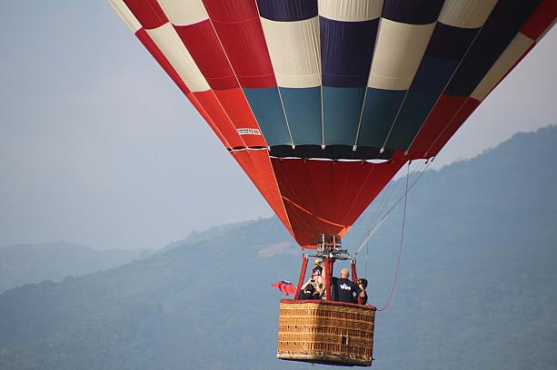 何かなぁと思っていたら、三太子が熱気球に乗っていました！！台湾の国旗を空で振ってご満悦～