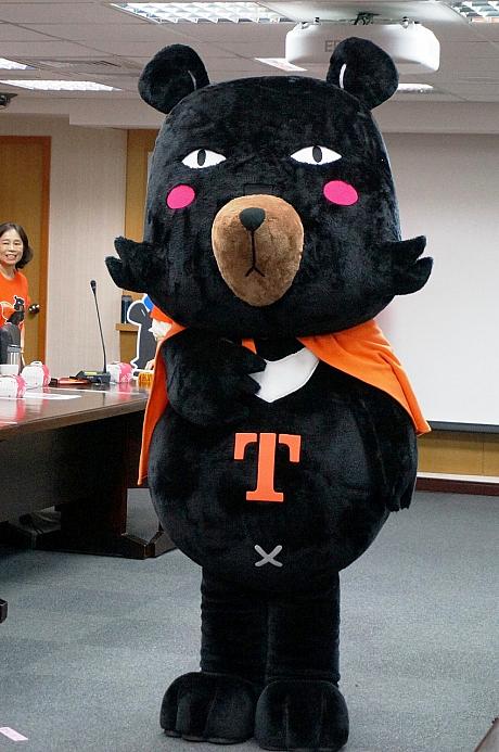 身長170㎝ということになってるけど、もうちょっと高いかも…？とお茶目に語る謝局長。中国語で「臺灣喔熊」と書くOh ! Bear、どう言う意味かと思ったら、台湾語で黒は「喔」と発音されるので、「台湾黒熊」という意味みたいですよ～。そしてOh ! Bearは滷肉飯とタピオカミルクティーが大好きなんだとか！