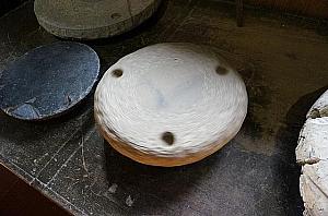 歴代の轆轤も飾られていました。昔はひとりが足で回して、ひとりが陶器を作っていたんだとか…