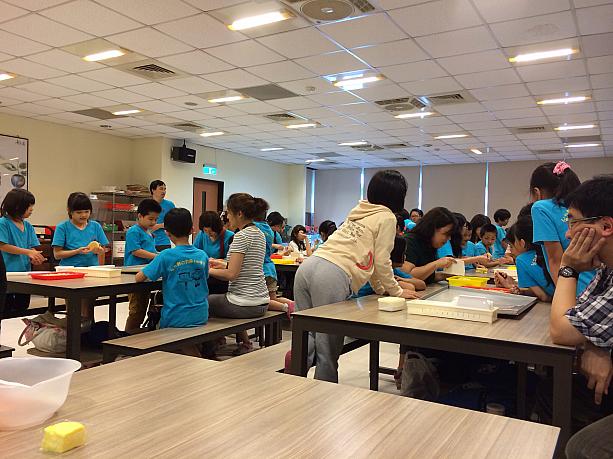 140年以上の歴史を誇る台湾菓子の老舗「郭元益」にて、パイナップルケーキ作りに挑戦してきました。この日も、小学生の課外活動で賑わっていました。