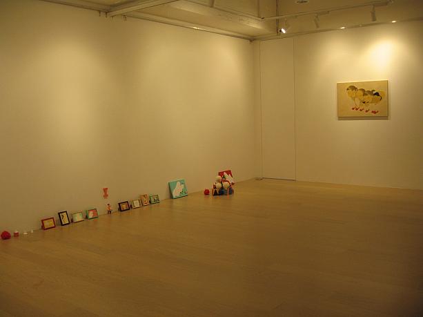 ギャラリーの一壁面は床に小作品が並んであります。これは今回の展示を子供部屋のような雰囲気で構成したいという中田さんの思いからこうなったそうです。