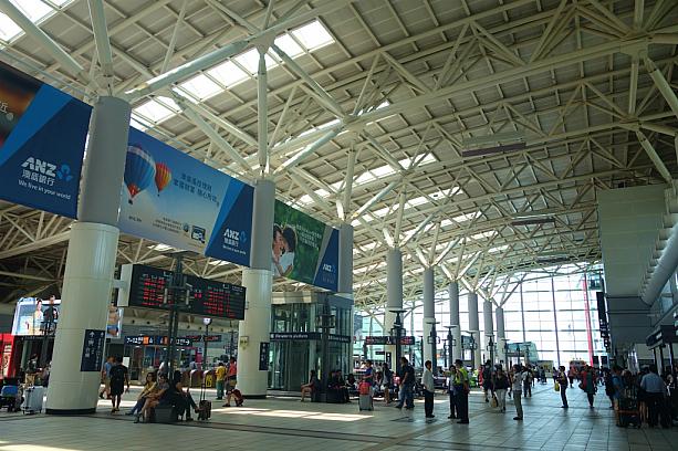 ここは南台湾のターミナル駅である高鉄の左営駅。駅に降り立つと、南国の開放的な雰囲気が旅の気分を盛り上げてくれます！