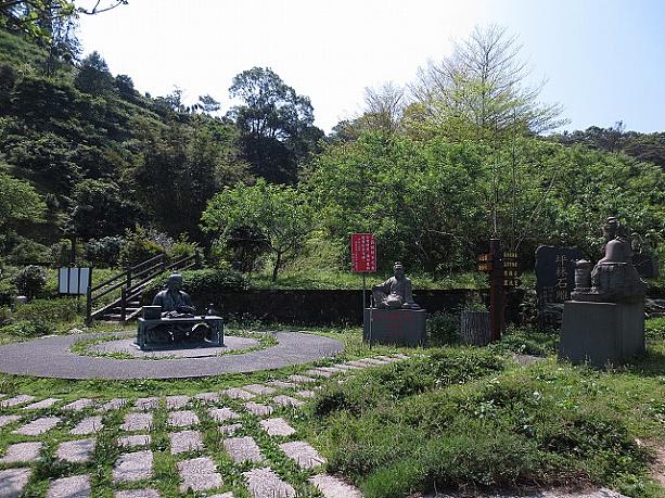 博物館の裏側には、「石雕（石彫り）公園」があります。ここには、坪林のお茶の歴史に関わる人物のオブジェが飾られています。鑑賞も楽しいですよ！