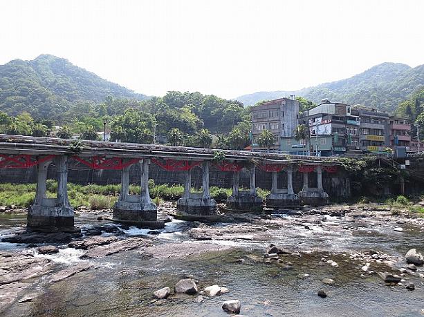 少し歩くと、日本統治時代に建てられた橋がありました。もう100年以上も経つんですって！