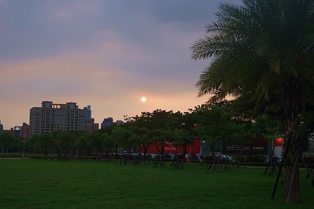 公園を一回りし終わるころ、西の空に夕日が沈み始めました。明日もいい天気になりますように。