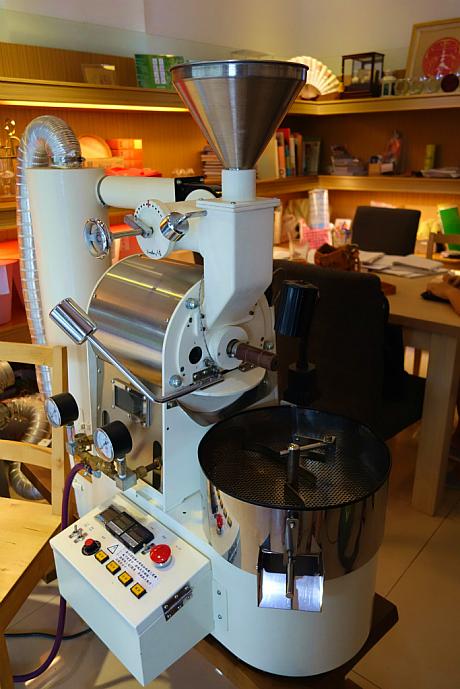 ここのお店では自家製焙煎機で焙煎したてのコーヒーを味わうことができます。