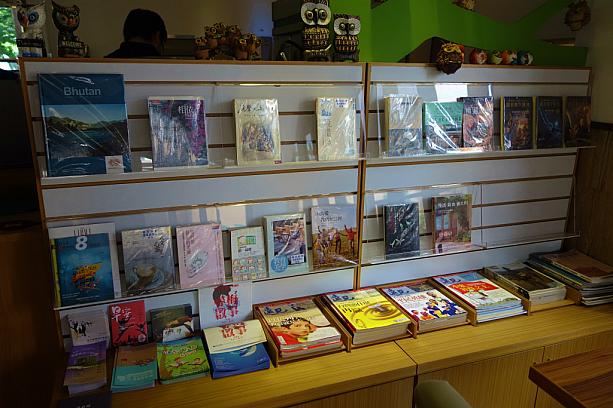 店内には本や新聞が置いてあります。日本語の本は置いてないのですが、自由に見ることができます。