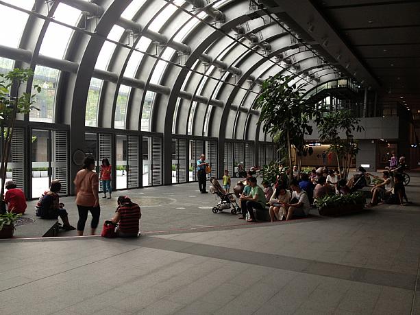 MRT「大安森林公園」駅で下車し、公園を目指します。こちらは改札を出た駅構内の様子。水の広場があったりとかなり広々。外は熱いのでこちらで皆さん一休み中のようです。