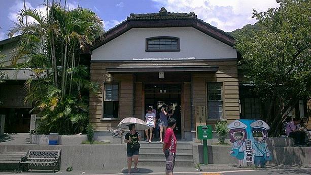 お寺の隣には、1899年の日本統治時代に建てられた、旧南庄郵便局があります。ヒノキ造りの木造日本式建築です。百年以上の歴史を誇っています。