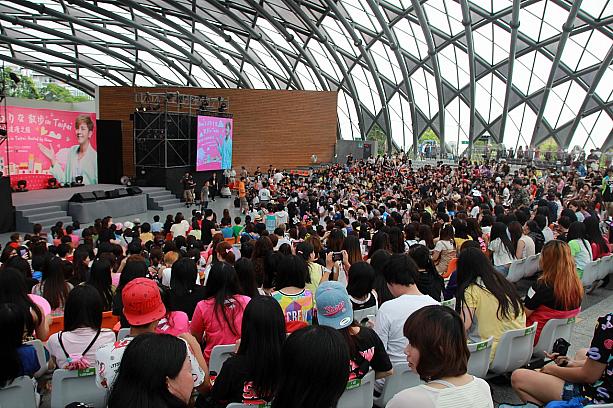 ファンミ会場の花博公園「舞蝶館」には1000人以上のファンが集結！
