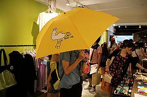 この黄色い折りたたみ傘も可愛い～！