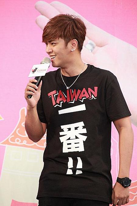 ファンとお揃いの「TAIWAN一番！！」Tシャツを着て登場
