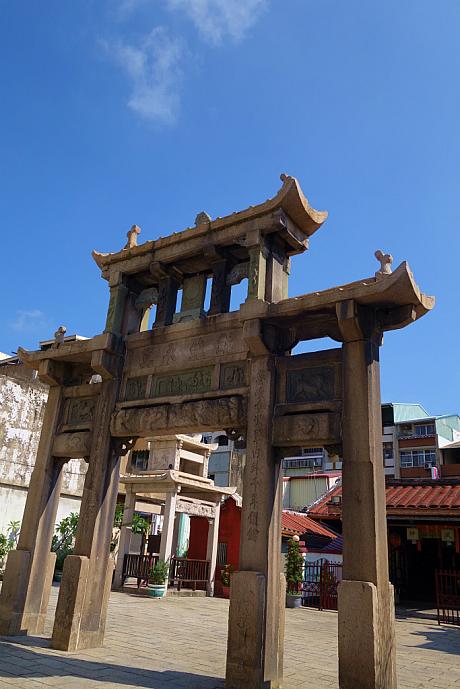 そして風神廟の前にそびえる石坊「接官亭」と呼ばれ、1777年に建てられました。台南の青い空がきれい！