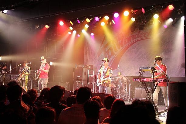 そして19時からは、いよいよ本イベントのメインとなる台湾の4バンドによるライブが、ライブ会場にて開催された。スタンディングの会場は観客でぎっしりほぼ満員。未知なる台湾の音楽に対する期待が高まる中、ライブがスタートしました。<br>トップバッターで登場したのは、1998年に結成され、台湾アンダーグラウンドのミュージックシーンで最も影響力のあるバンドと言われるLTKコミューン。社会的なメッセージが盛り込まれた台湾語の歌詞が特徴的で、若いミュージシャンたちからもリスペクトされているベテランの5人組バンドです。楽曲が進むごとに演奏に熱が増し、言葉はわからずとも、彼らが持つ熱い反骨精神が伝わってきました。
