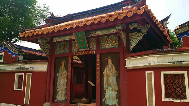ここは台南の南門路と五妃街の交差点近くにある「五妃廟」です。名前からもお分かりのとおり、ここは5人のお妃様を祀っている廟なんです。