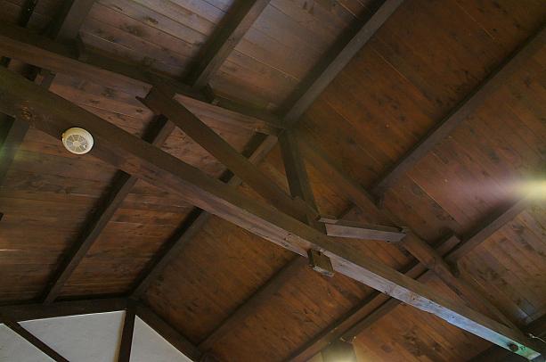 入口で天井を見上げると、立派な梁がありました。この梁は、1921年に作られたそうです。まだまだ現役なんだそうですよ～！！