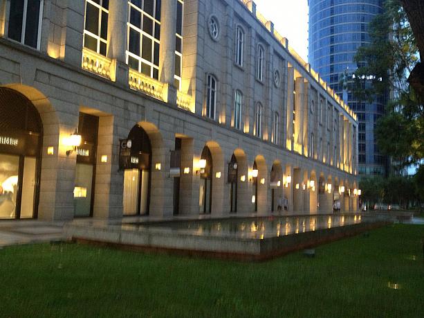 MRT「市政府」駅周辺のデパート、ホテルは夜も華やかです。こちらはブランドのショップが並んでいます。