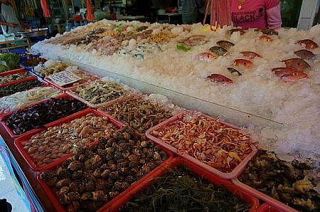 店先には新鮮な魚介類が並びます。