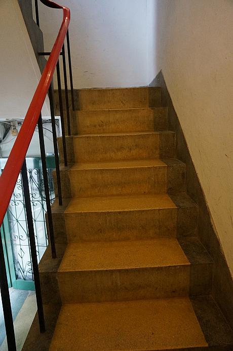 台湾のよくあるアパートの階段を上ると…