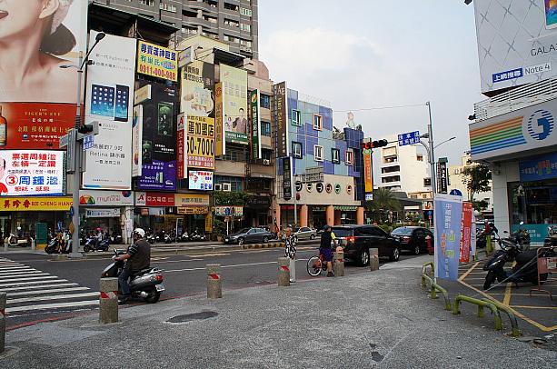 高雄MRT「巨蛋」駅出口4を出て博愛路沿いにまっすぐ歩き、新庄仔路を右折