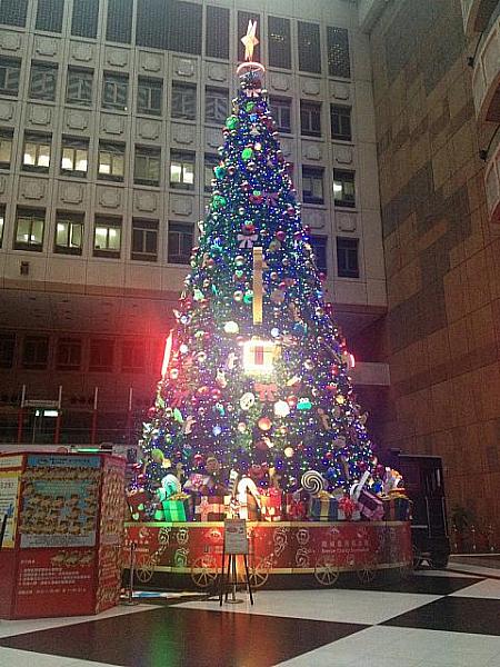 「台北」駅ではクリスマスツリーが出ていました。