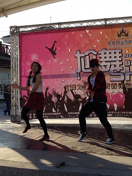 「玩酷有氧」2人組、今大人気の中国ユニット「チョップスティックブラザーズ」の
“小苹果”に合わせてパワフルにダ～ンス！