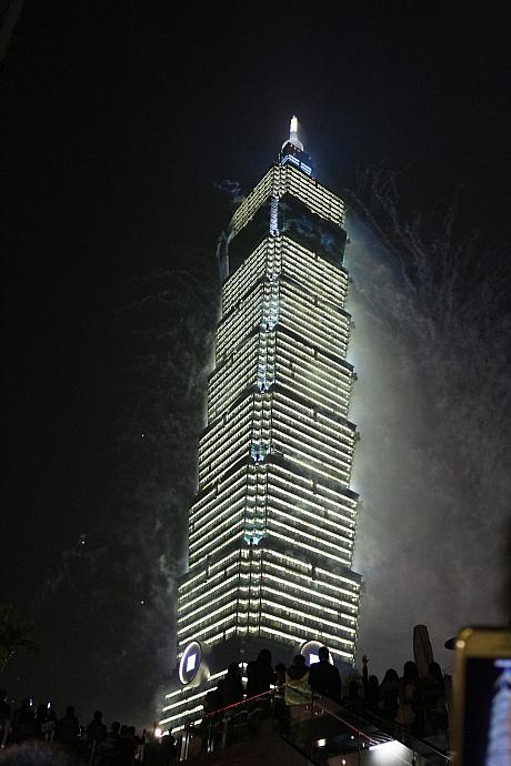 最後は煙を吐いて一息つく台北101です･･･今年も感動的な花火を見させていただき、お疲れ様でした～