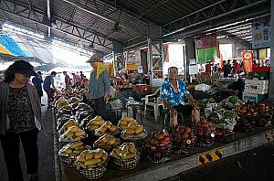 玉井のマンゴー市場はいつ行ってもマンゴーなどの台湾フルーツがい～っぱい！
