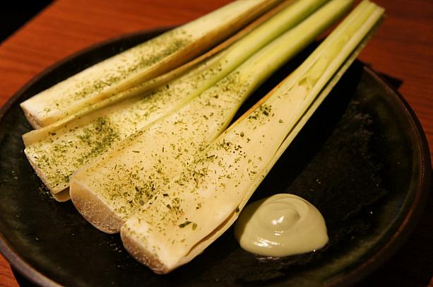 日本では絶対ないでしょ！と突っ込んでしまった、焼きマコモダケ。でもね、焼いたマコモダケってほくほくでおいしいんです