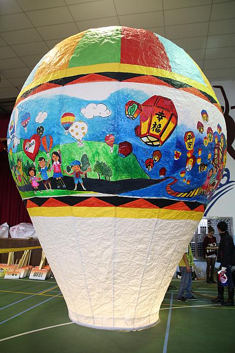 今回のメインランタンは、台東の熱気球の形をしています。平渓と台東の子供たちが描いた絵がかわいい