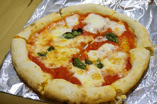 なんと、ナビが訪れた日は、お昼の営業で一日分のピザがすべて売れ切れてしまったそうなんです・・・涙。ピザの皮は前日から発酵させているため、その日の分を売りきったらそこで閉店・・・。<br>予め注文のあったお持ち帰りの分のピザを、許可をいただき写真撮影しました。これはマルゲリータ（瑪格麗特）180元。ナポリで修行している際、恩師から「ピザは気軽に食べられるものでないといけない。だから高すぎる値段ではいけない」と教わったという今井さん。そのため極力値段は抑えてあります