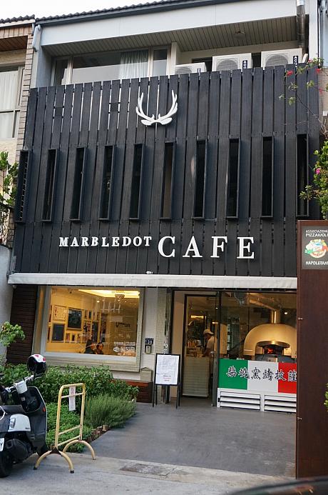 台中美術館近くにある「Marbledot Cafe 瑪寶咖啡」。元々はアパレル販売も行うカフェとしてオープンしました。そのため看板だけ見ると何屋さんかイマイチわかりませんが、おや？ピザ釜が見えますね～！