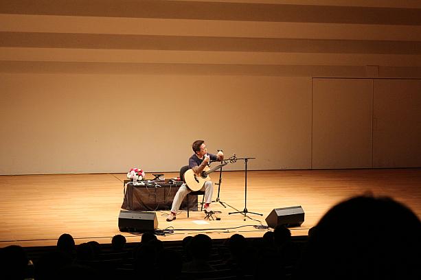 コンサート中、南澤大介さんは英語、日本語、中国語をまじえながら、有名なアニメ曲も披露し、なごやかに進めていきました