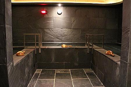12階にある男女別温泉。プールのあと利用することもできます