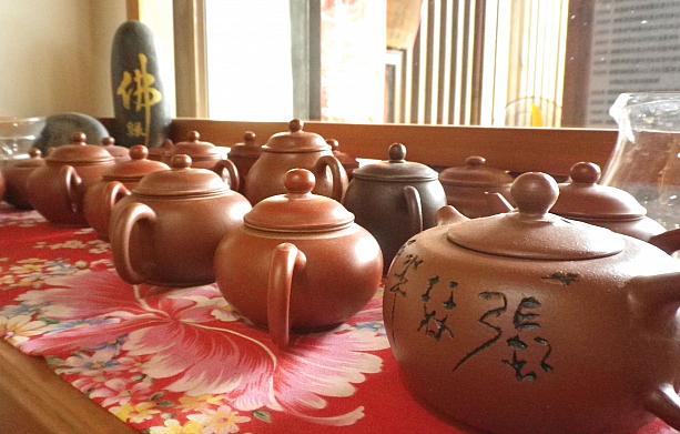 お店はクラッシックな中華風。すてきな茶器ももそろっています。このお店のある鹿谷郷の茶葉の作付面積は約2千ヘクタール、年間生産量は約2千トンにも及ぶそうです。住民の約7割が茶葉の生産に関わっているといわれる、まさに台湾屈指のお茶処。お茶好きの方は是非南投鹿谷郷へ！お店では、鹿谷以外にも、杉林溪、阿里山、玉山、盧山、梨山、大禹嶺などの台湾の標高が高い山に茶園を持っているそうです。