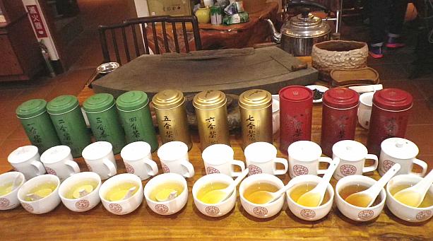 お茶通の方をうならせる一から十まで細かく分類されたお茶とは、発酵、焙煎度によって独自の数字が付けられたお茶。一が発酵度が一番低く、十が一番高くなっています。普通お店では烏龍茶の名前によって大まかに分類されていることが多いのですが、こんなに細かく分類されているのはここだけです！